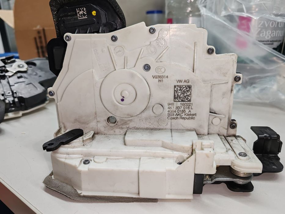 Încuietoare Audi Q8 2019+ 4K0839016S 4K1837016L