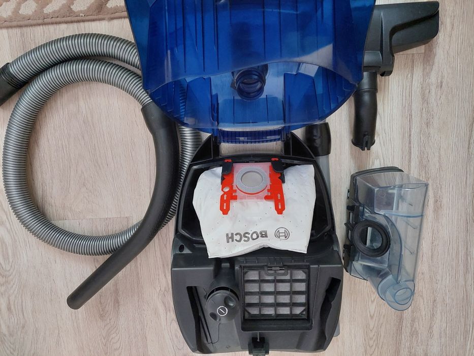Aspirator Bosch in perfecta stare complet.