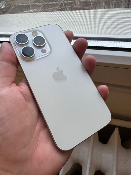 Vand Iphone 15 Pro 256 white - 91% bateria