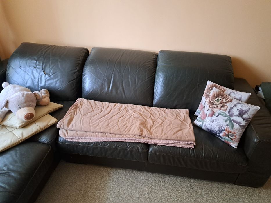 Кожен диван с лежанка