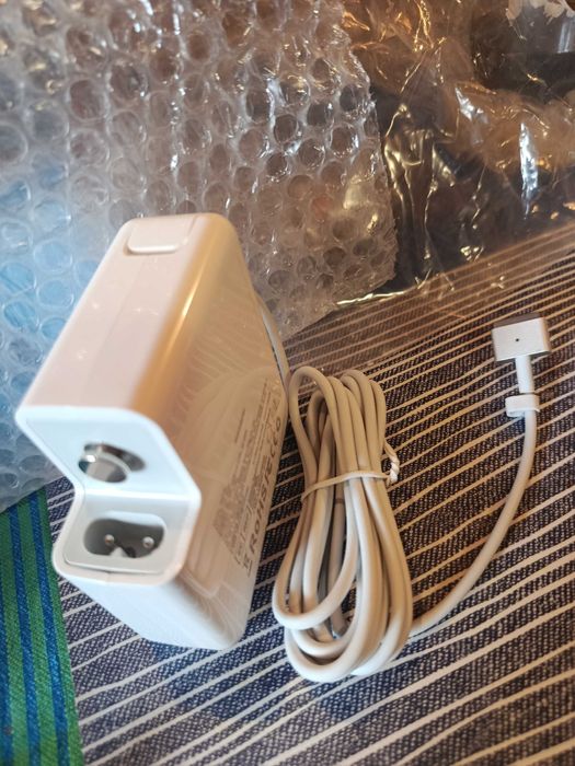 Захранващ адаптор за лаптоп