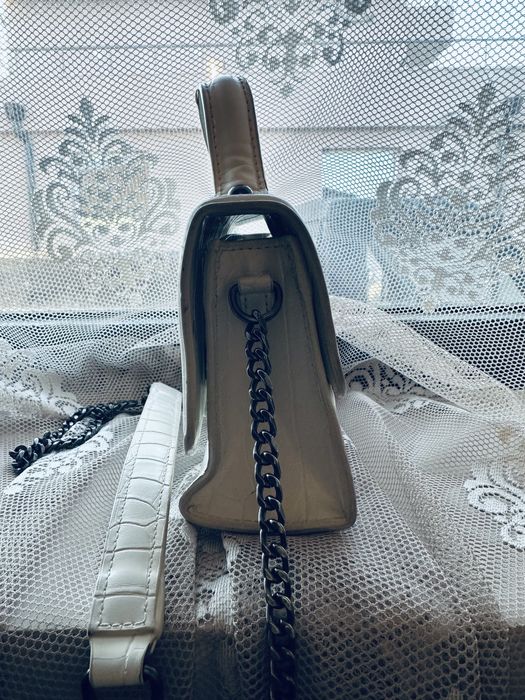 Малка бяла чантичка Zara