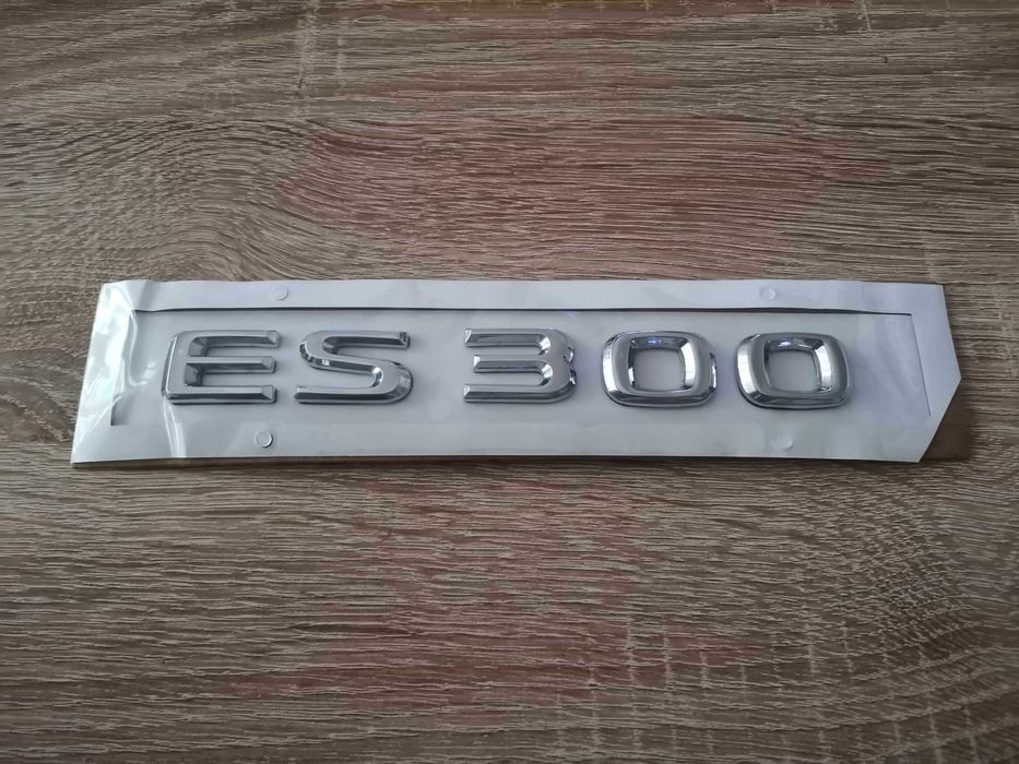 сребрист надпис Lexus ES 300