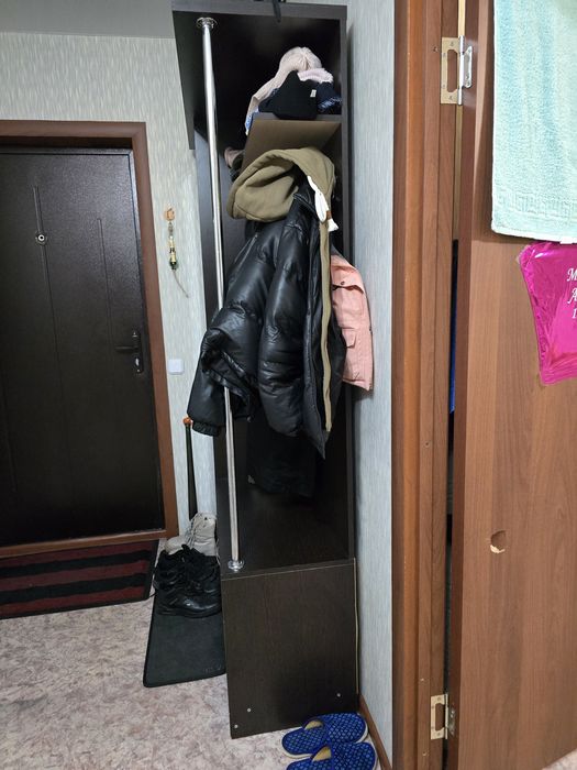 Тумба с зеркалом и прихожая