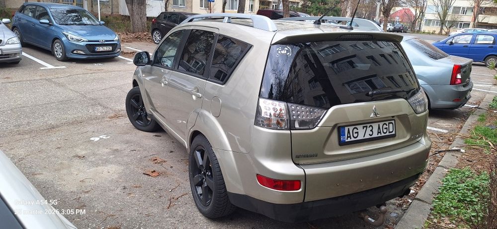 Vând Mitsubishi Outlander