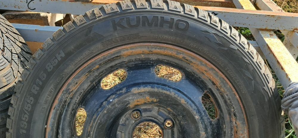 Гуми 195 55 15 Kumho ДОТ 24  с железни джанти.