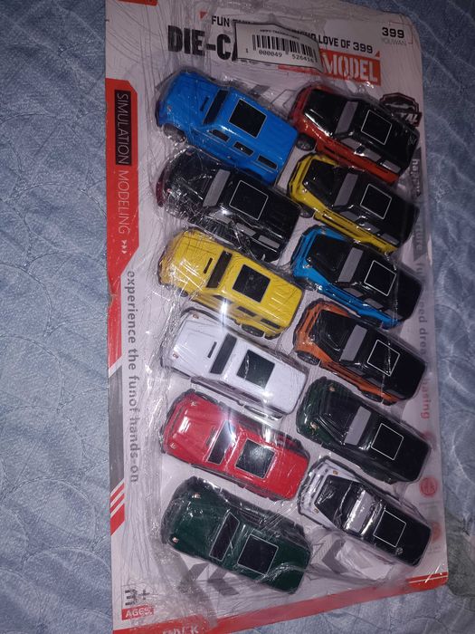 Набор из 12 металлических машинок