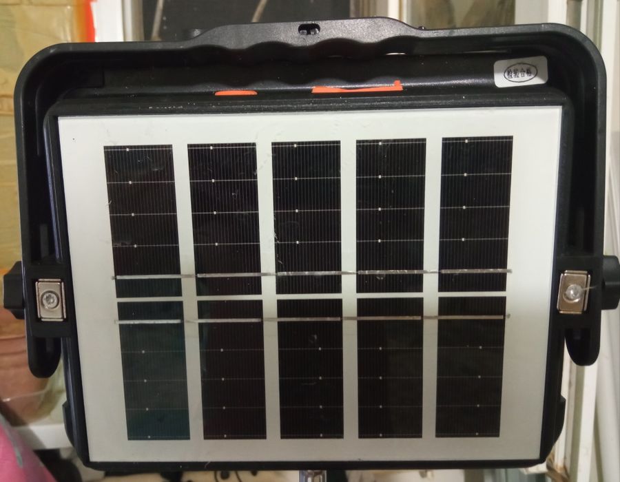 Күн сәулесі мен қуаттанатын фонар