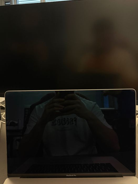 MacBook Pro 15” (2018) - i7, 32GB RAM, 512GB SSD, Radeon Pro 555X 4GB