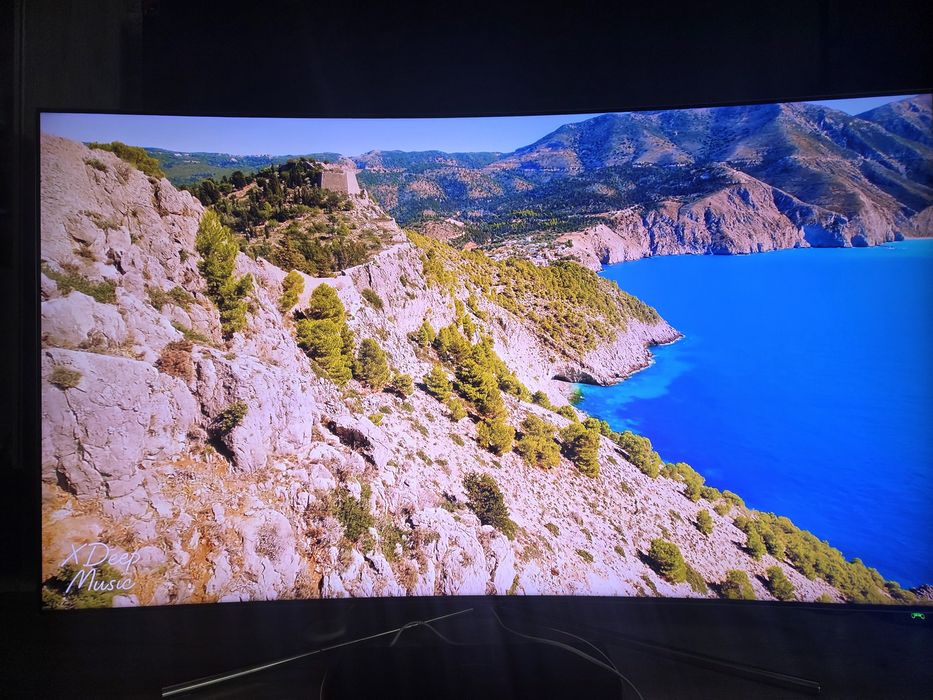 Много висок клас Извит QLED Смарт телевизор Самсунг модел QE55Q7C с уникална картина и One Box приемник