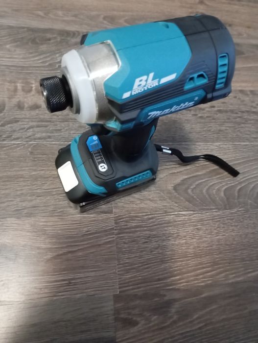 Autofiletanta impact Makita DTD 171 cu baterie de 6 A