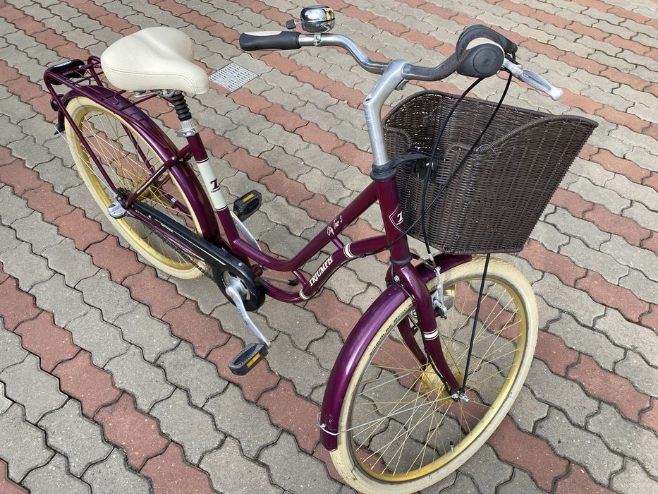 Vand 2 biciclete dama , Triumf si pegas noi nefolosite .