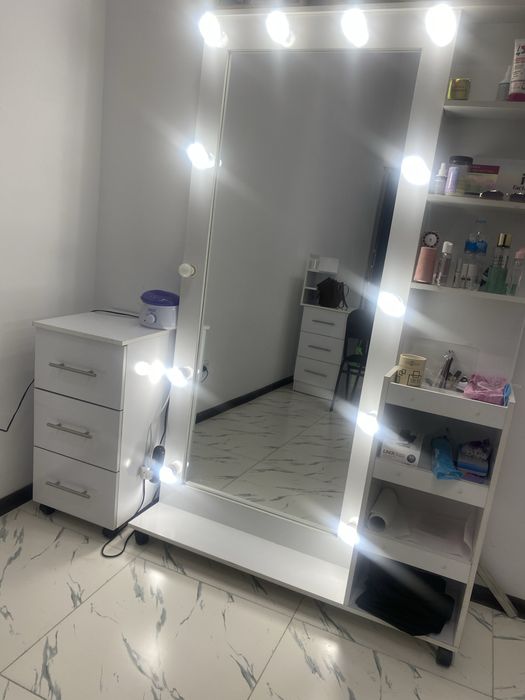 Manikturniy stol oyna tumbasi bilan sotiladi