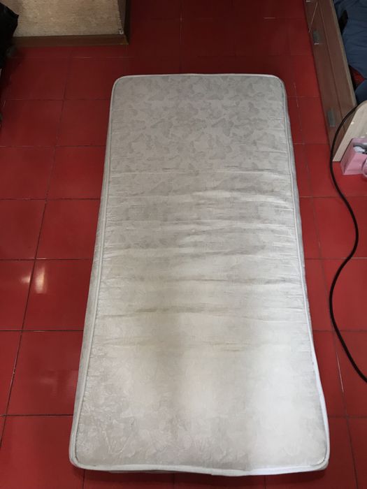 Продается матрас в нормальном состаЯние