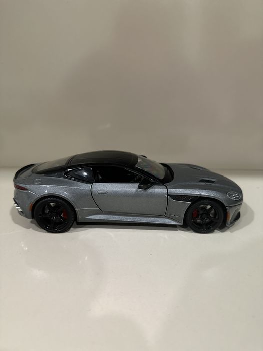 1:24 òlchamdagi sifatli model mashina sotiladi