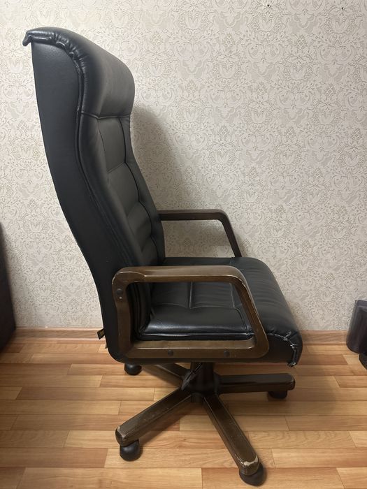 Продам кожаное офисное кресло