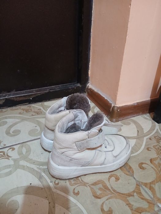 Продаётся сапоги 30 размер и куртка на 6,7 лет девочка