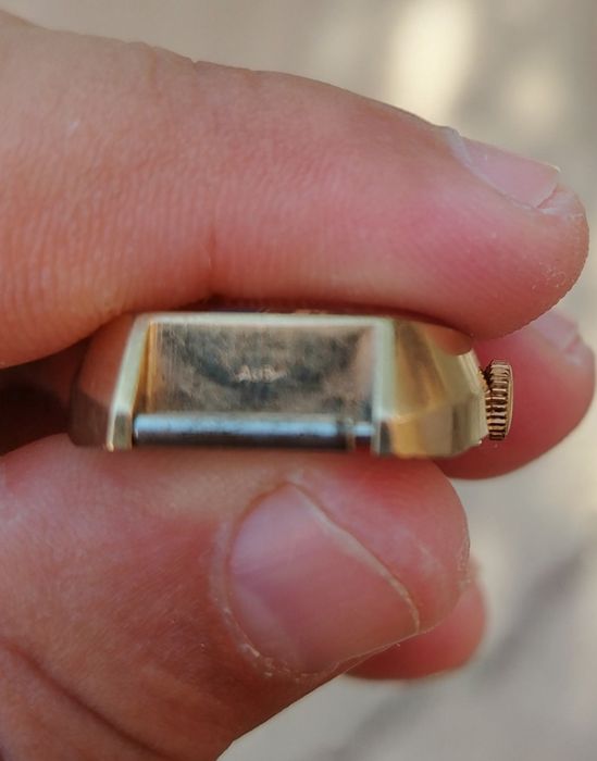 Soatlar sotiladi. Orasida Zarya soati xam bor