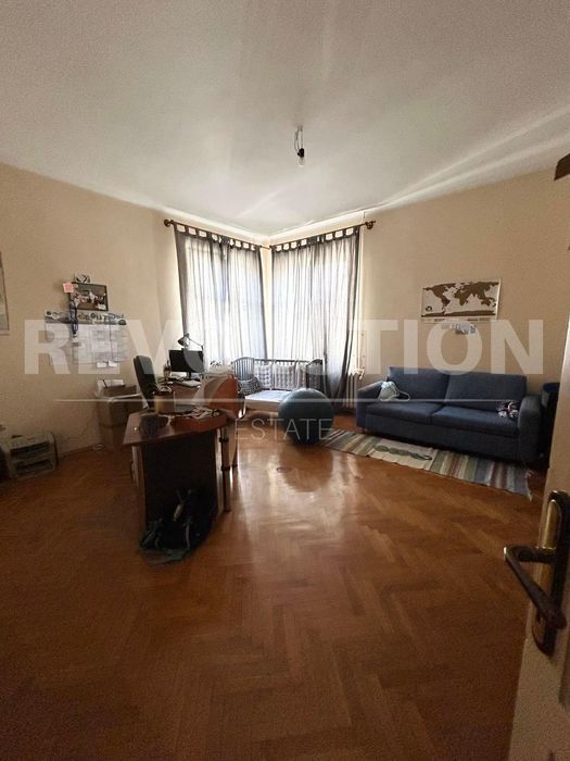 Многостаен апартамент в Център