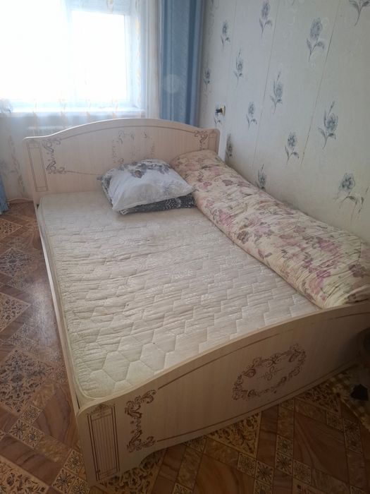 Двухспальная кровать и прикроватные тумбы