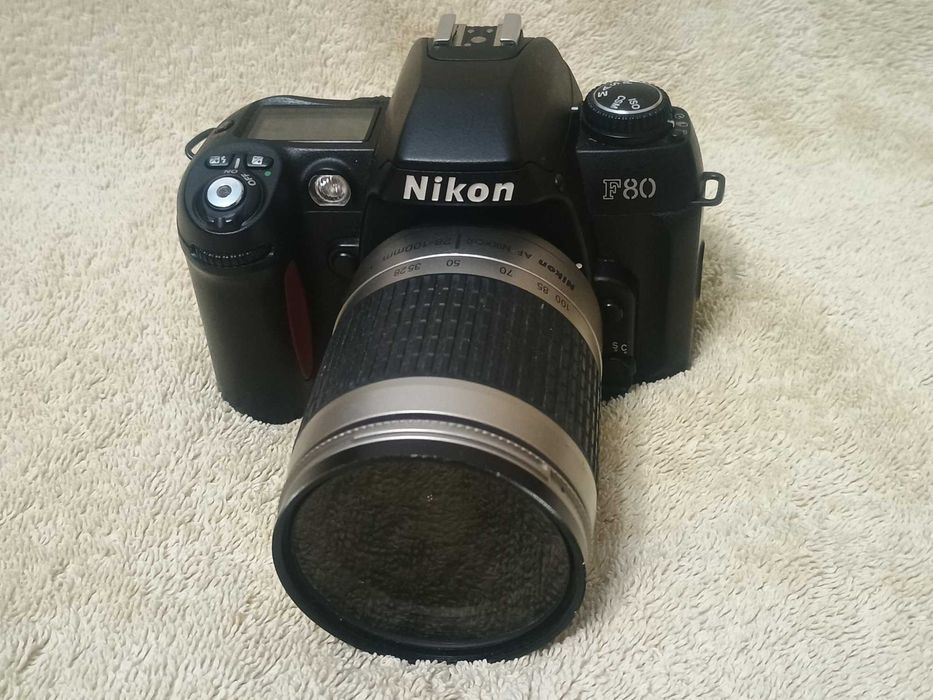 Aparat foto Nikon F80 cu obiectiv