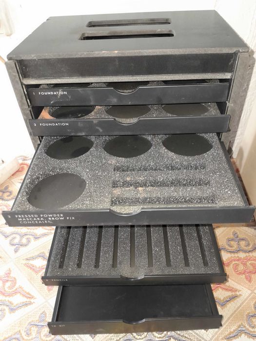 Контейнер для косметики 3500 тенге.