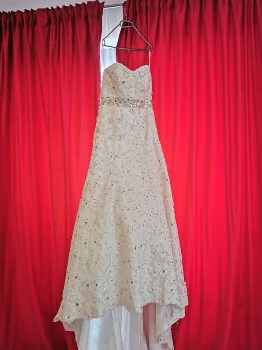 Vand rochie de mireasa culoare ivory cu dantela si cristale swarovski