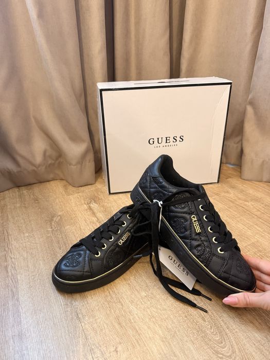 Разнообразие от обувки сникърси на Guess