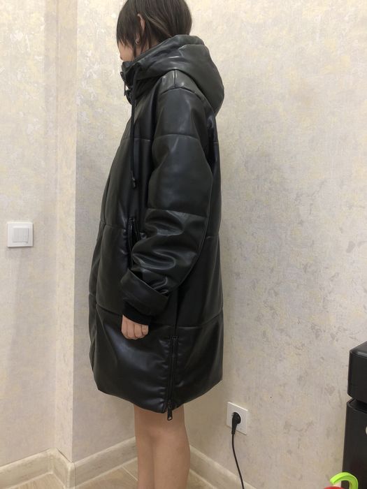 Пуховик из премиум экокожи Zara