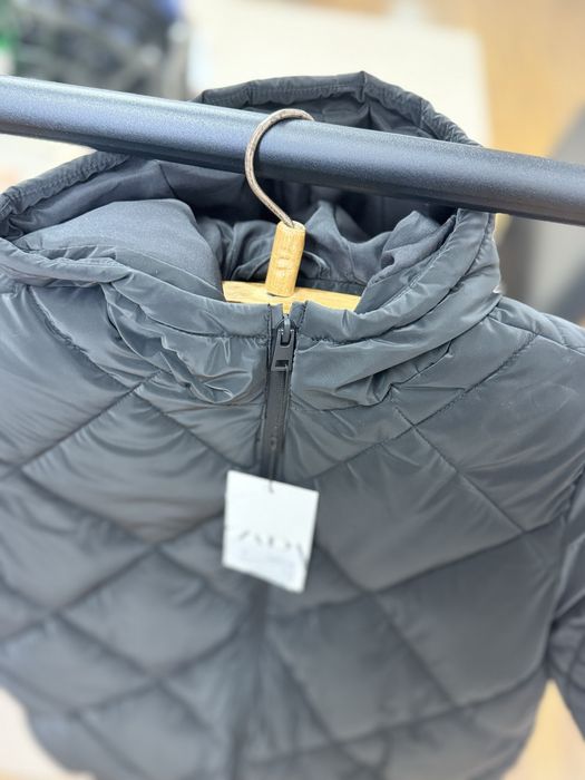 Zara куртка весна черного цвета