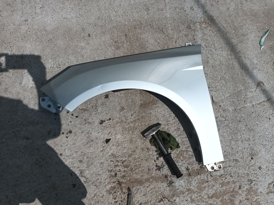 Aripa stanga ford focus mk3 cu mic defect vezi poza 2