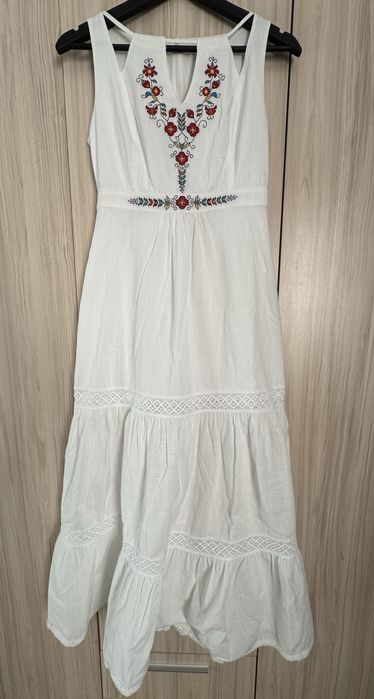 Бяла рокля с шевици и червено сако