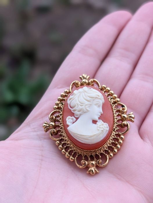 Veche brose camee, stil caseta, placata cu aur