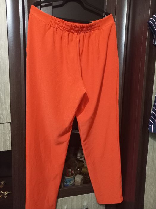 Pantaloni din material subțire, de vară,  cu buzunare și elastic in partea din spate a taliei.