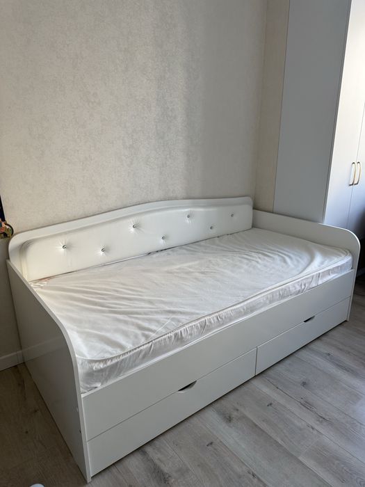 Кровать с матрасом