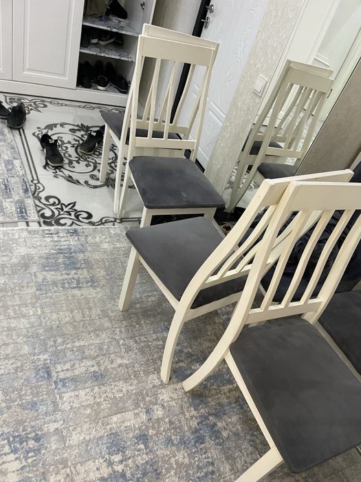 Кухенный стол сатылады столчиктерімен