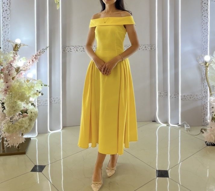 Желтое платье в французком стиле с открытыми плечами