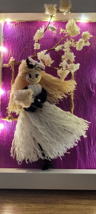 Ръчно изработени кукли в рамка от макраме