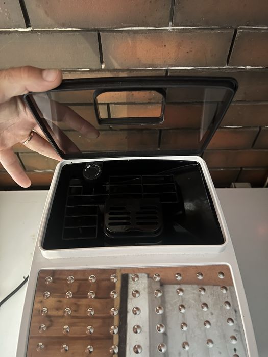 Delonghi magnifica S (masina de cafea)