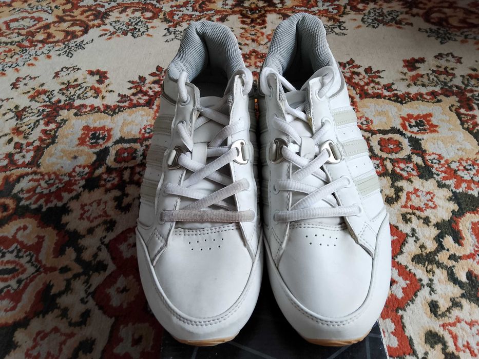 Продам женские кроссовки