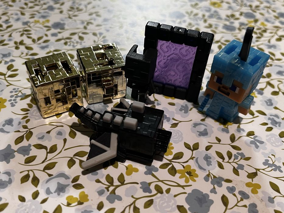 Може размяна за гр.В.Търново Kinder Suprise играчки Minecraft фигурки