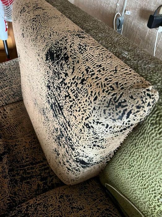 Просторное кресло на ножках