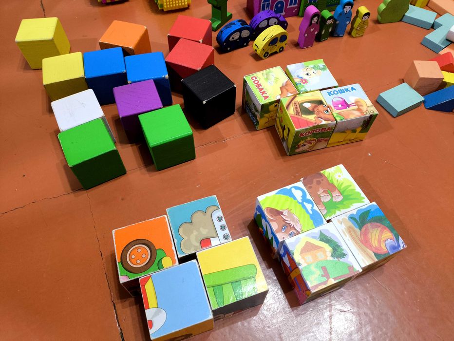 Детские кубики деревянные и пластиковые