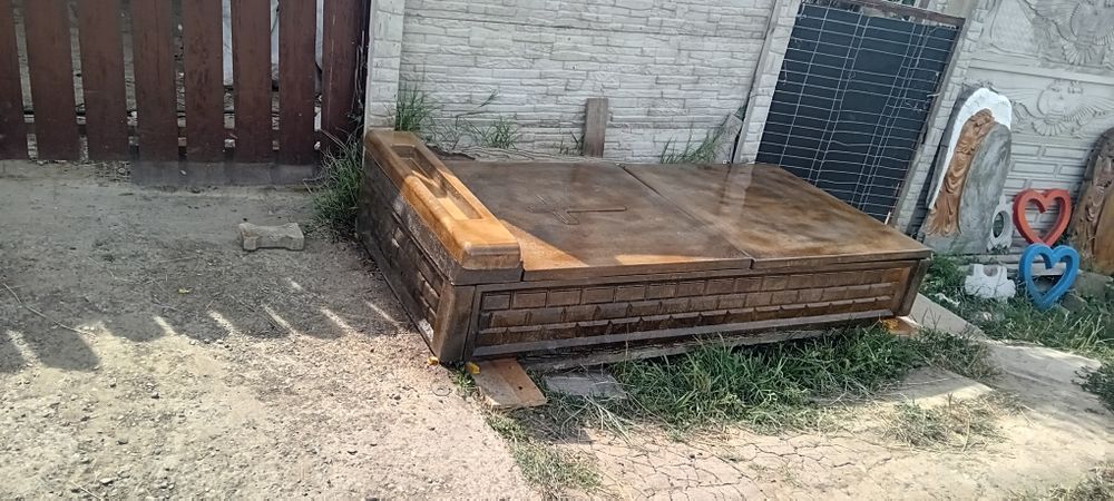 Vând ansamblu funerar cu monument  din  beton  și mozaic  în jud iasi