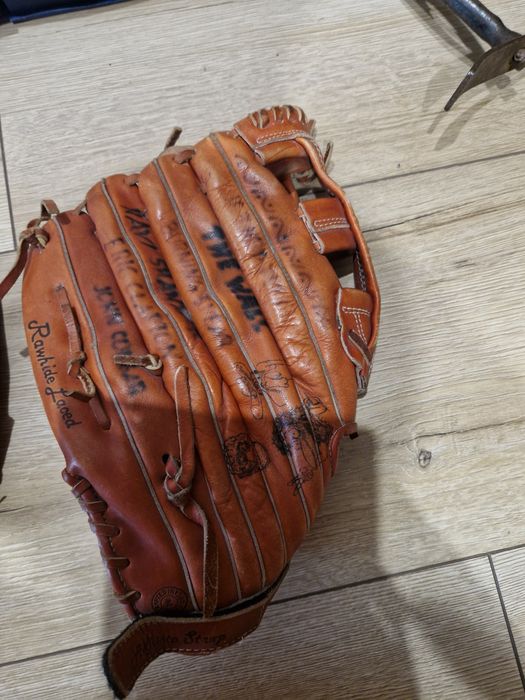 Vand manusi de baseball