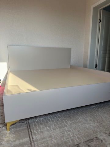 Продаю кровать без матраса