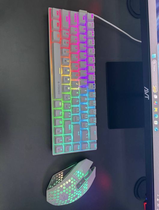 Продается игровая механическая клавиатура , мышка и коврик