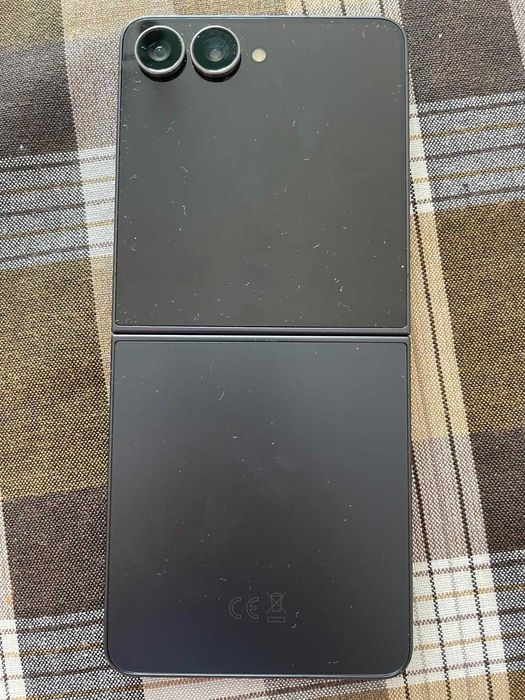 Продавам Samsung Galaxy Z Flip 7 256 GB използван 2 месеца