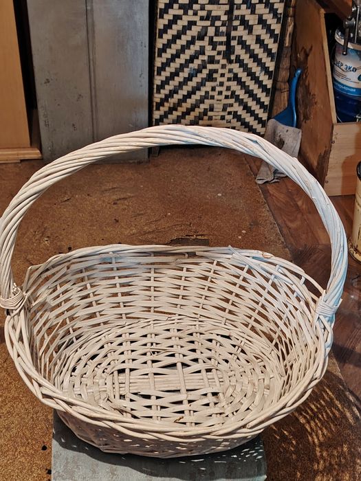 Продам плетеную корзину