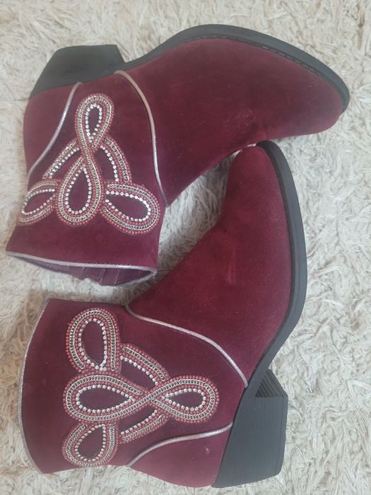 Botine purtate de două ori.